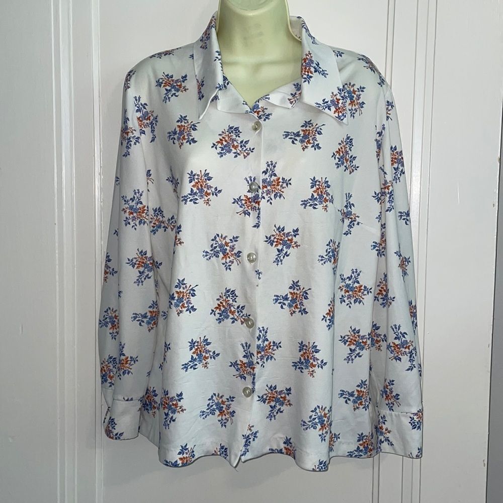 Vtg 70s white polyester knit shirt with‎ floral print